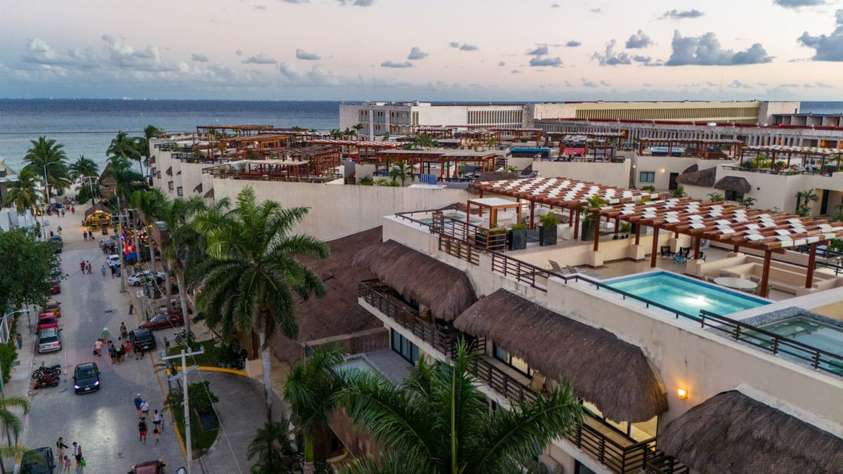 Azoteas de penthouse con albercas privadas y el Caribe al fondo