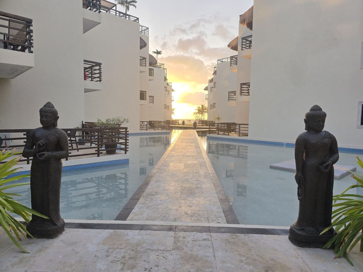 El Espejo de Agua al amanecer, con su andador entre las torres hacia la gran palapa