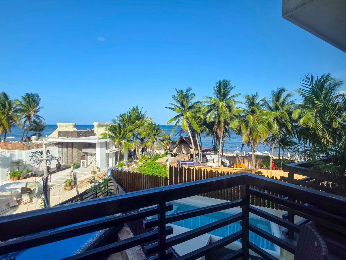 La vista desde la terraza: las palmeras, la alberca y, al fondo, el Caribe